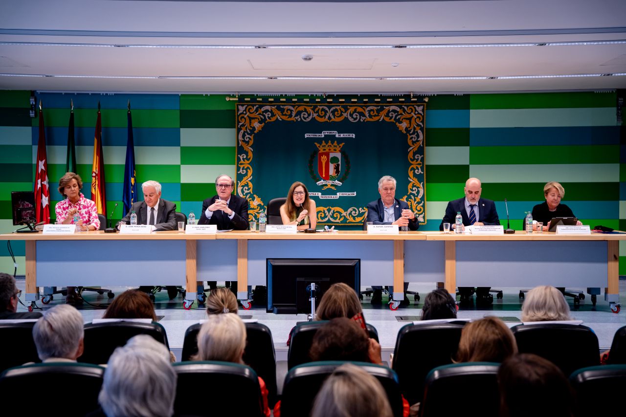 imagen de las autoridades en la mesa presidencial.