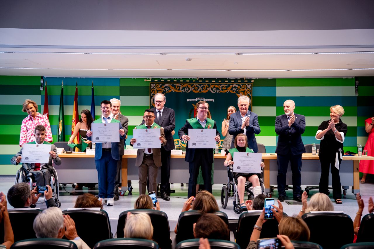 Los graduados y graduadas reciben sus diplomas.