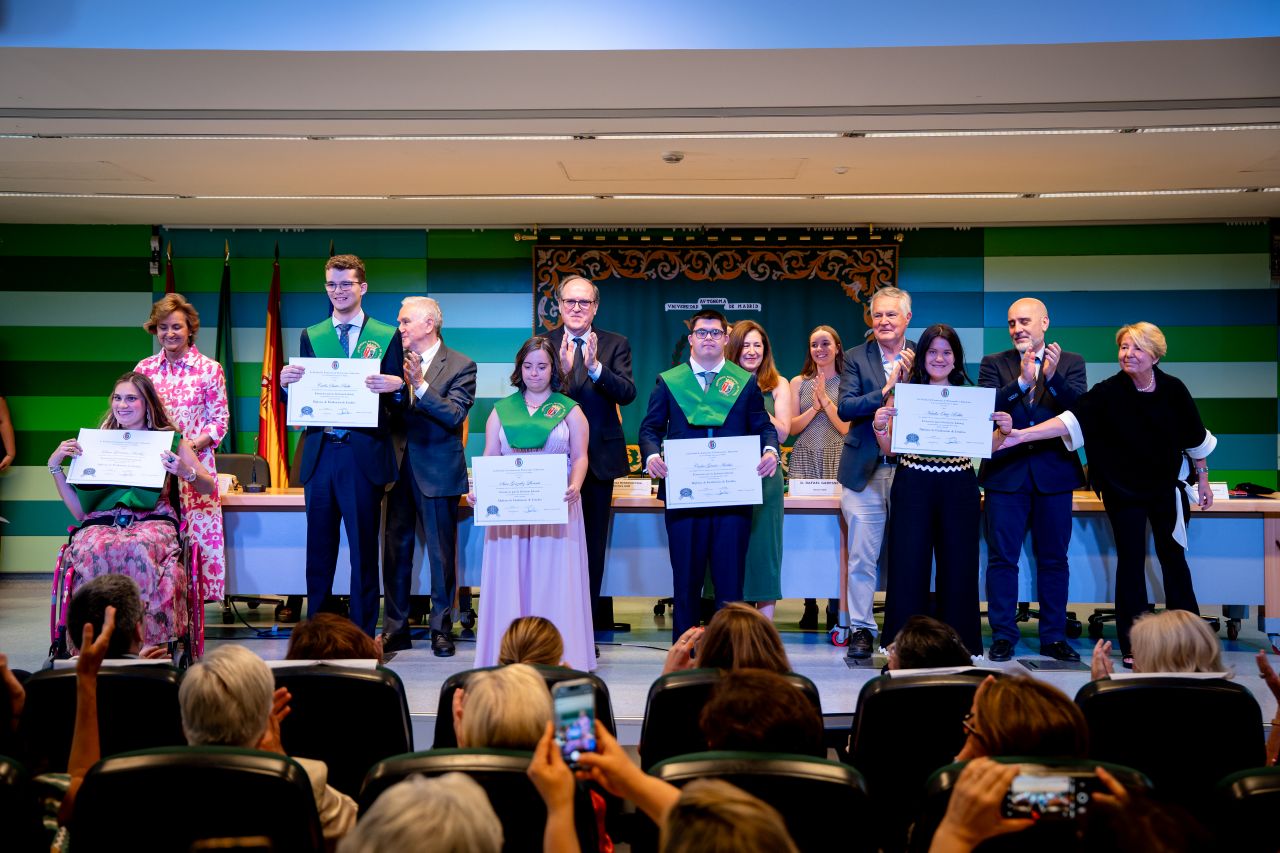 Los graduados y graduadas reciben sus diplomas.