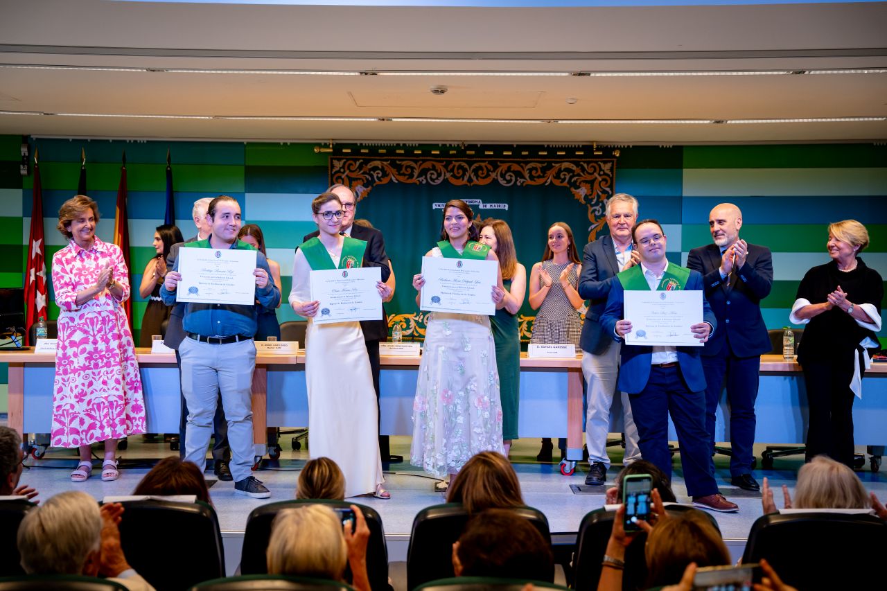 Los graduados y graduadas reciben sus diplomas.