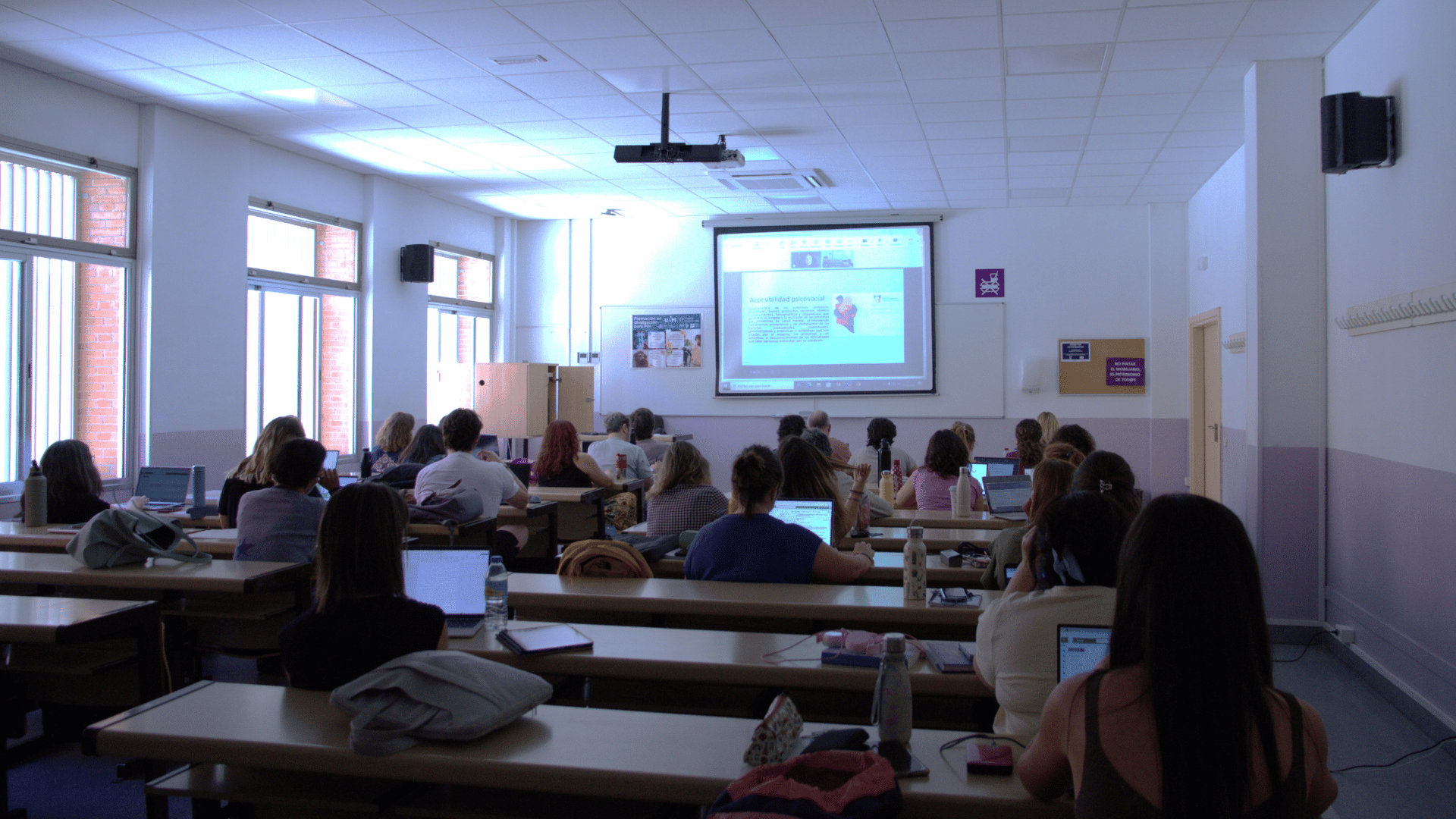 Asistentes en un aula universitaria de la UAM durante una sesión presencial del curso