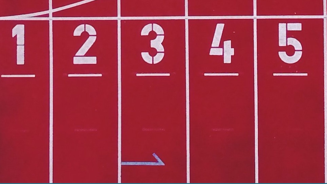 meta de una pista de atletismo con las calles de la 1 a la 5