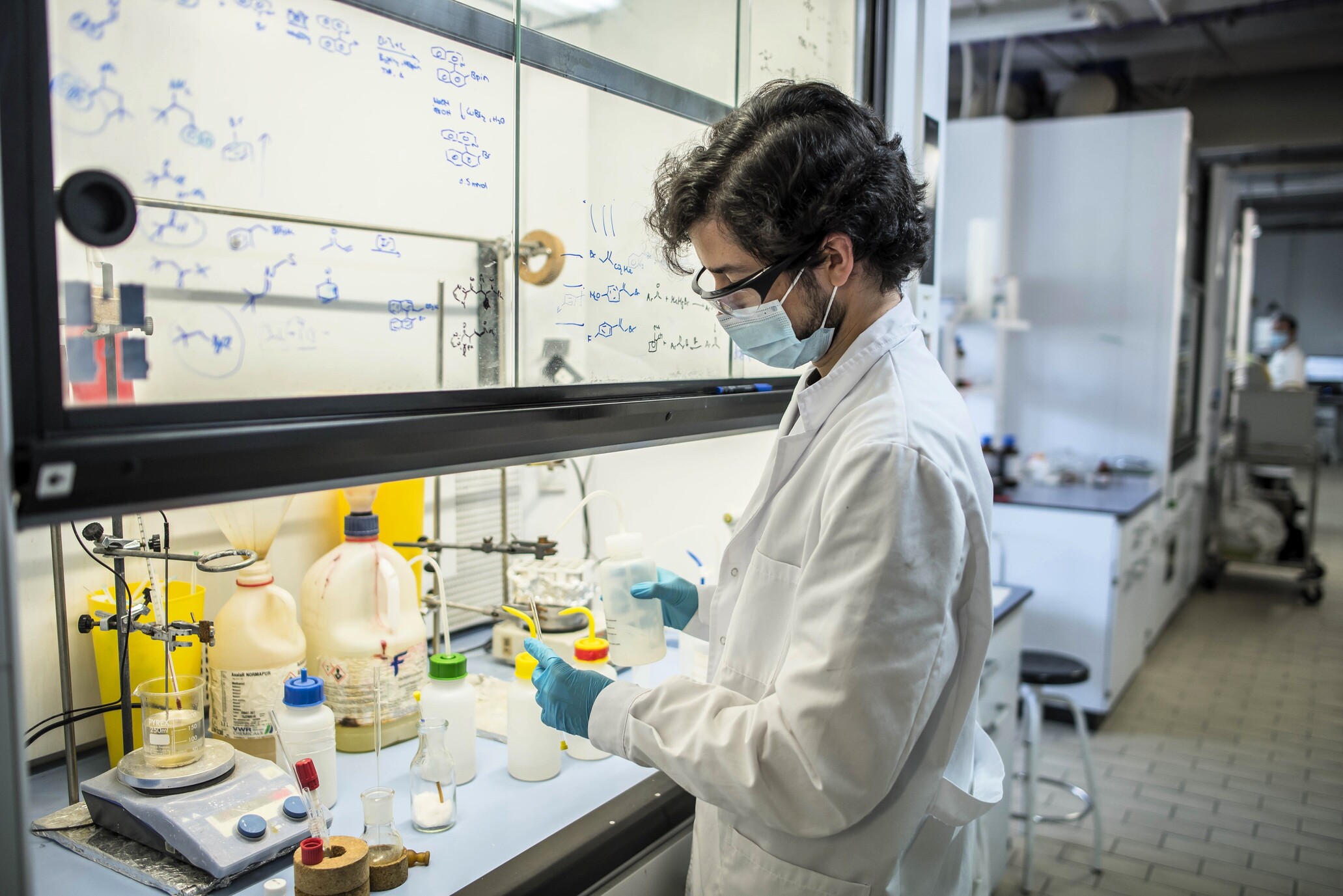 Un investigador, mientras trabaja en uno de los laboratorios de la UAM. / UAM