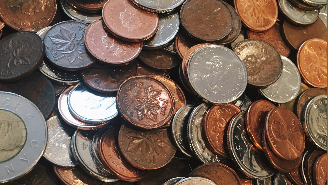 monton de monedas de varios colores