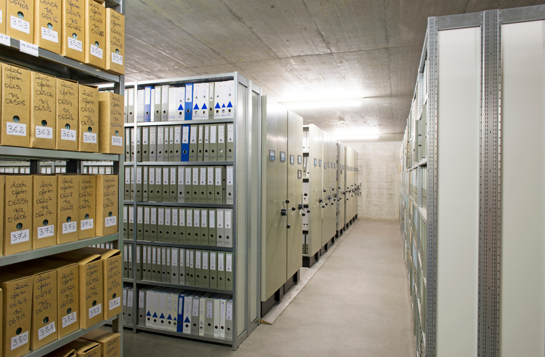 almacen con varias entanterias llenas de archivos