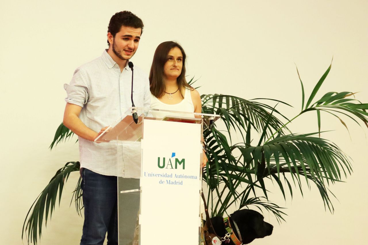 Dos estudiantes han leído el Manifiesto.