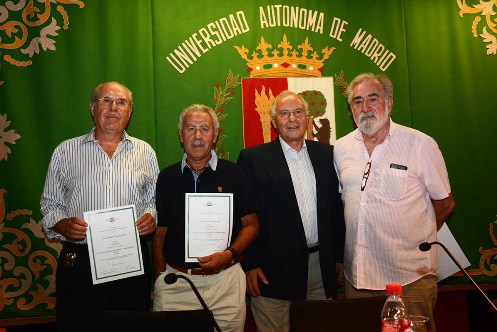 cuatros personas mostrando una distinción