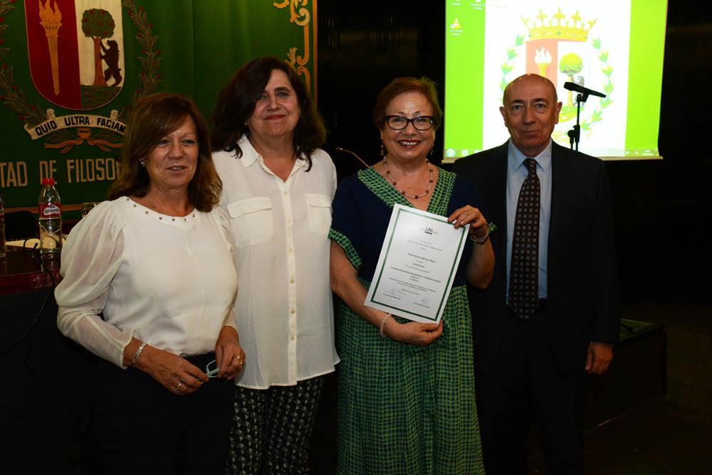 cuatros personas mostrando una distinción