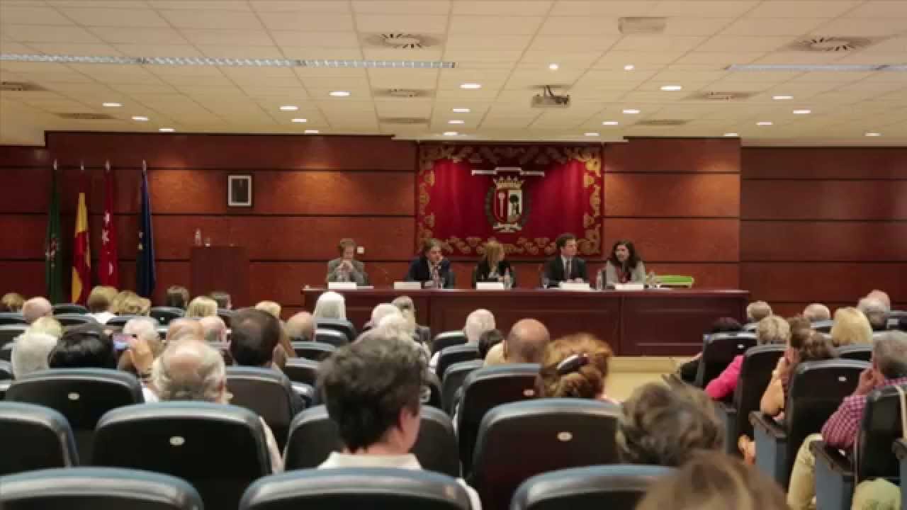 personas aplaudiendo en salón de actos