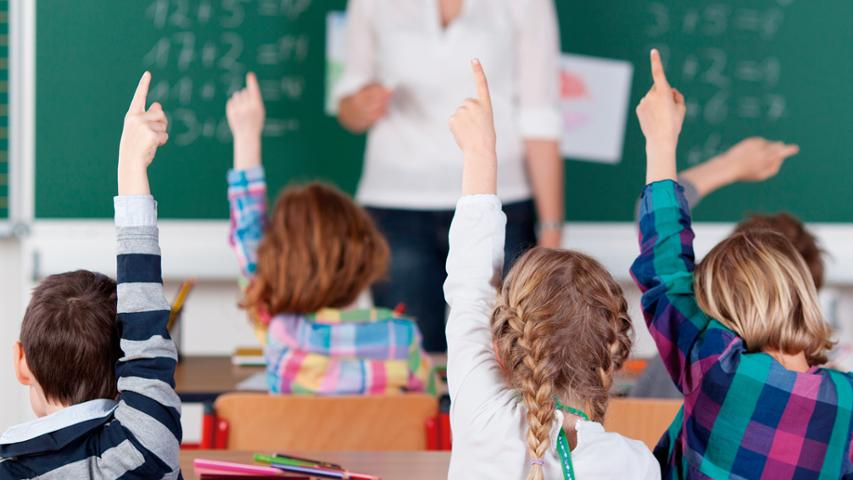 Estudiantes en clase de primaria