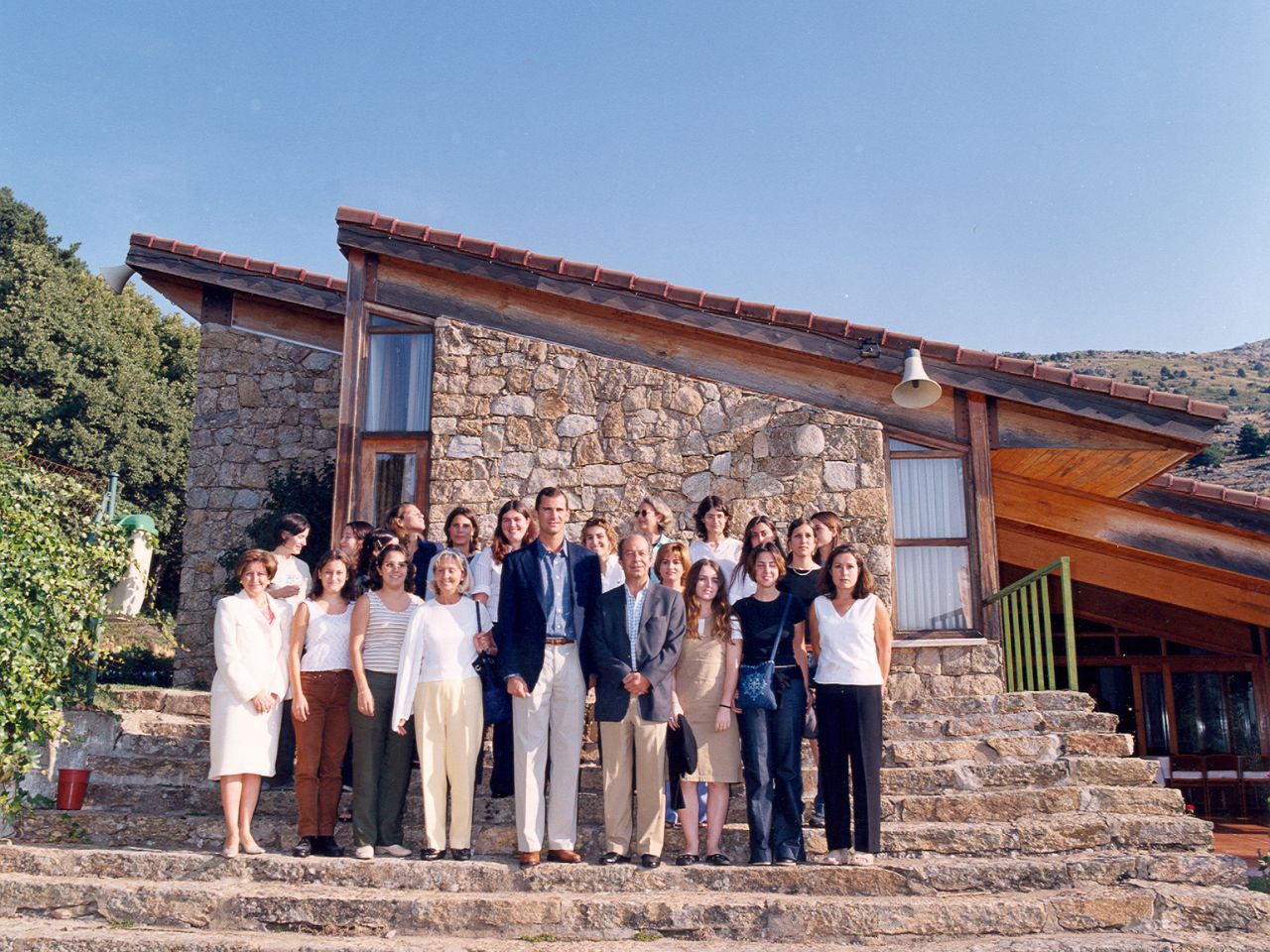 S.A.R. el Príncipe de Asturias, D. Felipe de Borbón, junto a D. Raúl Villar y estudiantes de la UAM en La Cristalera (2001)