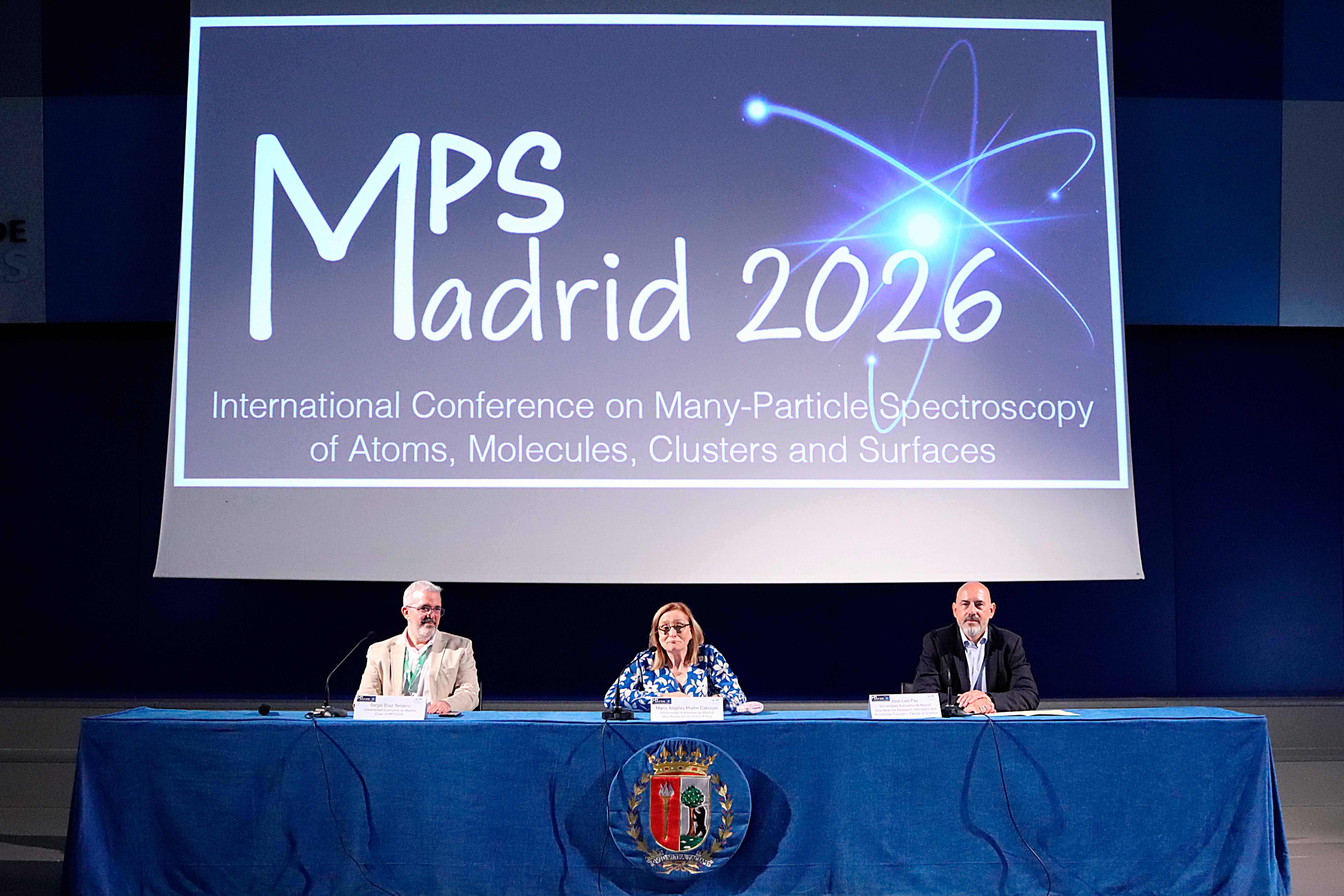 El profesor y presidente del comité organizador local, Sergio Díaz-Tendero; la vicerrectora de Política Científica, María Ángeles Martín Cabrejas; y el vicedecano de Investigación de la Facultad de Ciencias, José Luis Pau, durante la inauguración del MPS 2026. / UAM