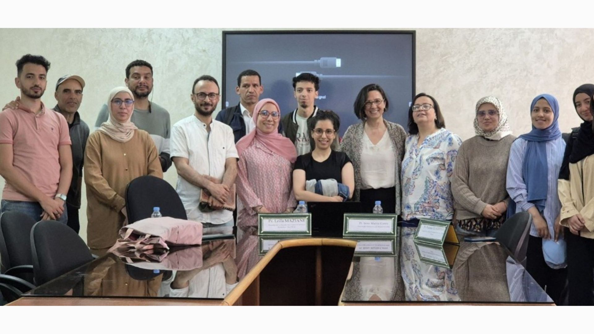 La profesora Irene Martín junto con la decana de la Facultad de Hassan 2, Leila Maziane, y miembros del equipo decanal