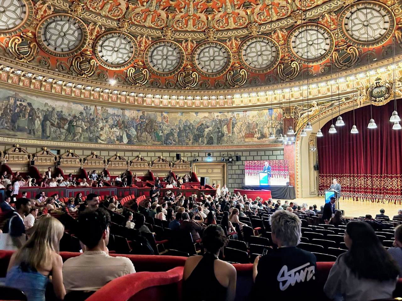 Imagen del auditorio de la universidad de Bucarest.