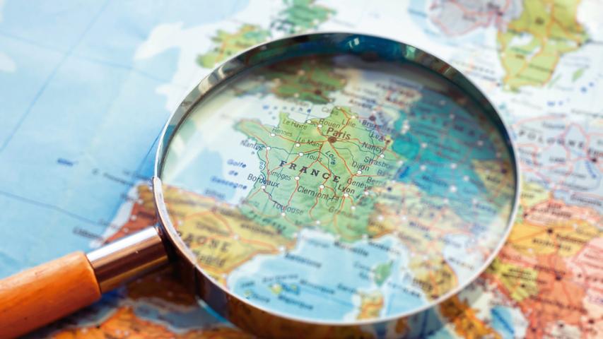 Lupa sobre mapa de Europa