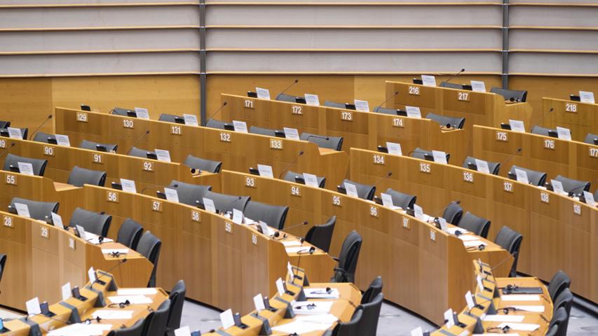 Foto de las mesas del Parlamento
