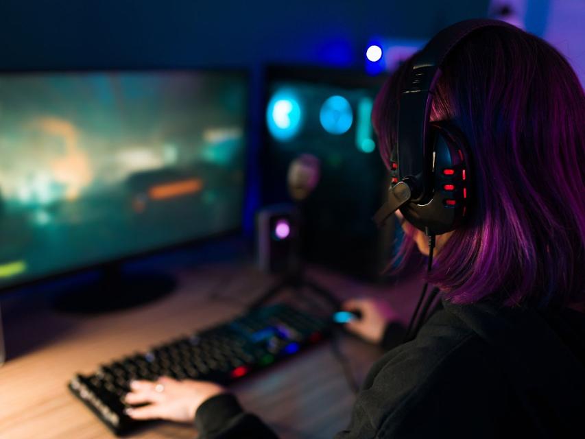 Persona en un ordenador editando un vídeo