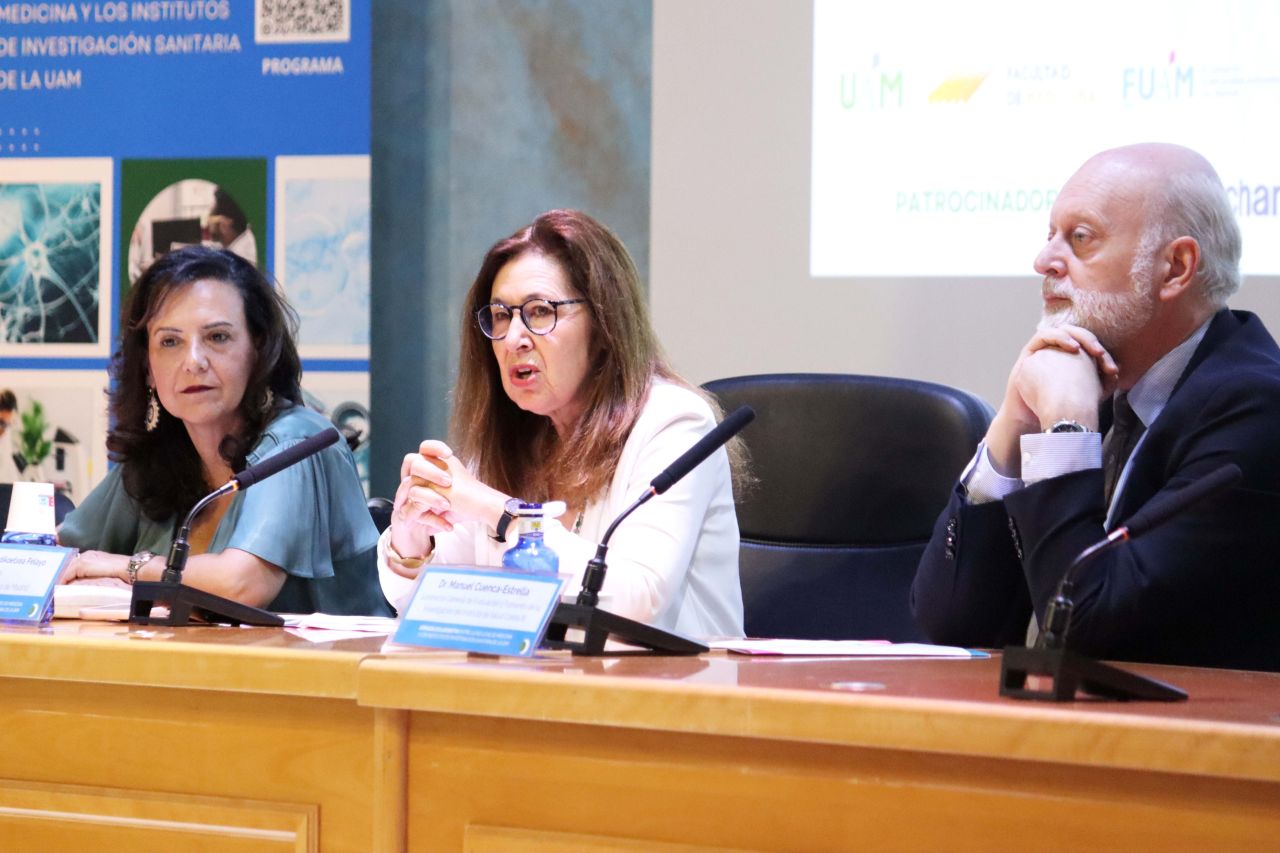 Mesa presidencial en el Salón de Actos de la Facultad de Medicina