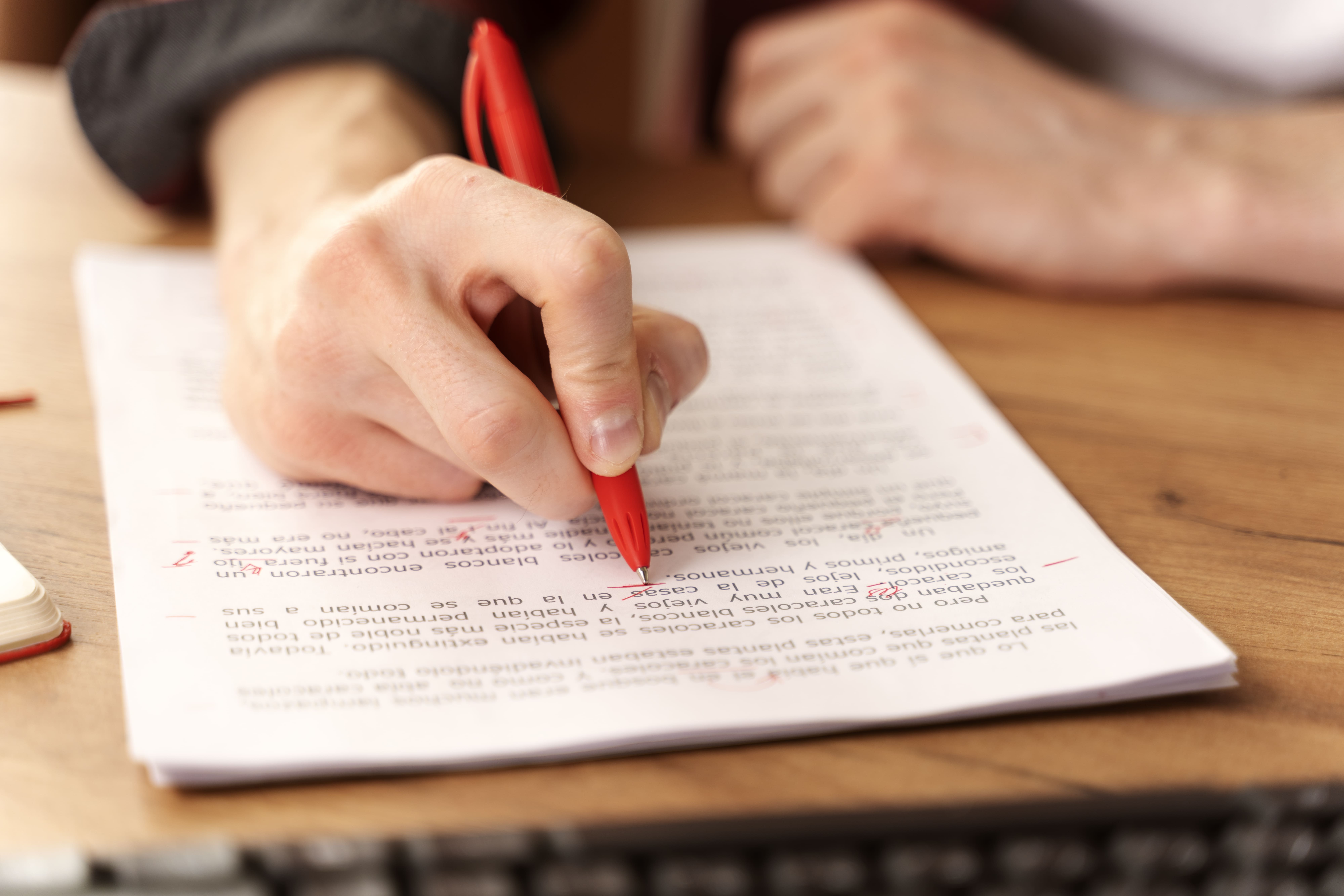 Persona corrigiendo un texto