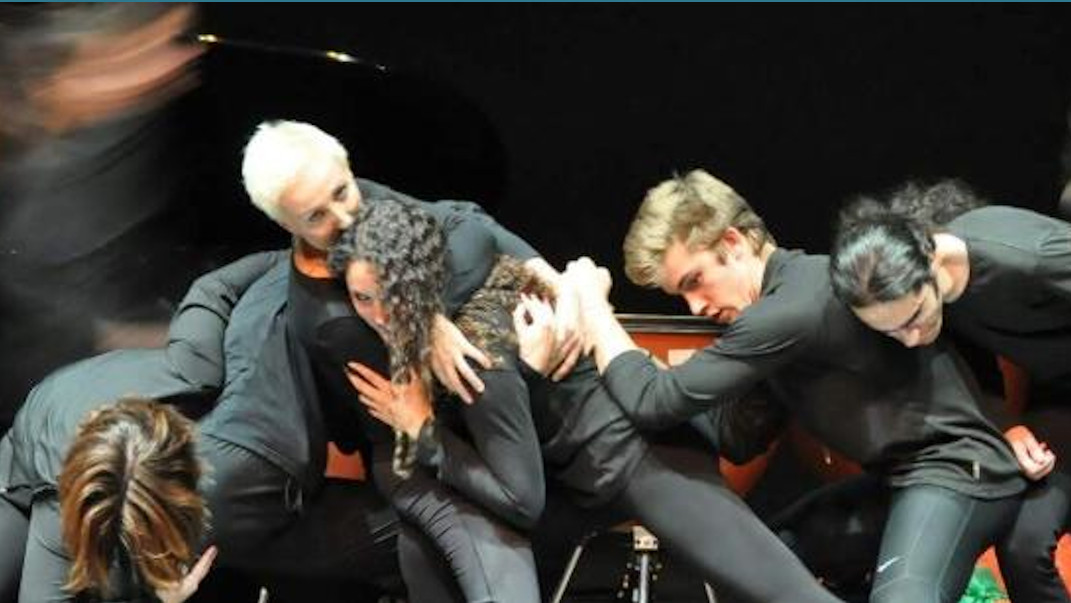 varias personas haciendo danza
