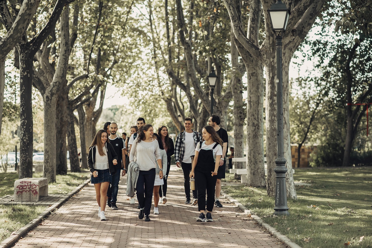 estudiantes caminando por el campus