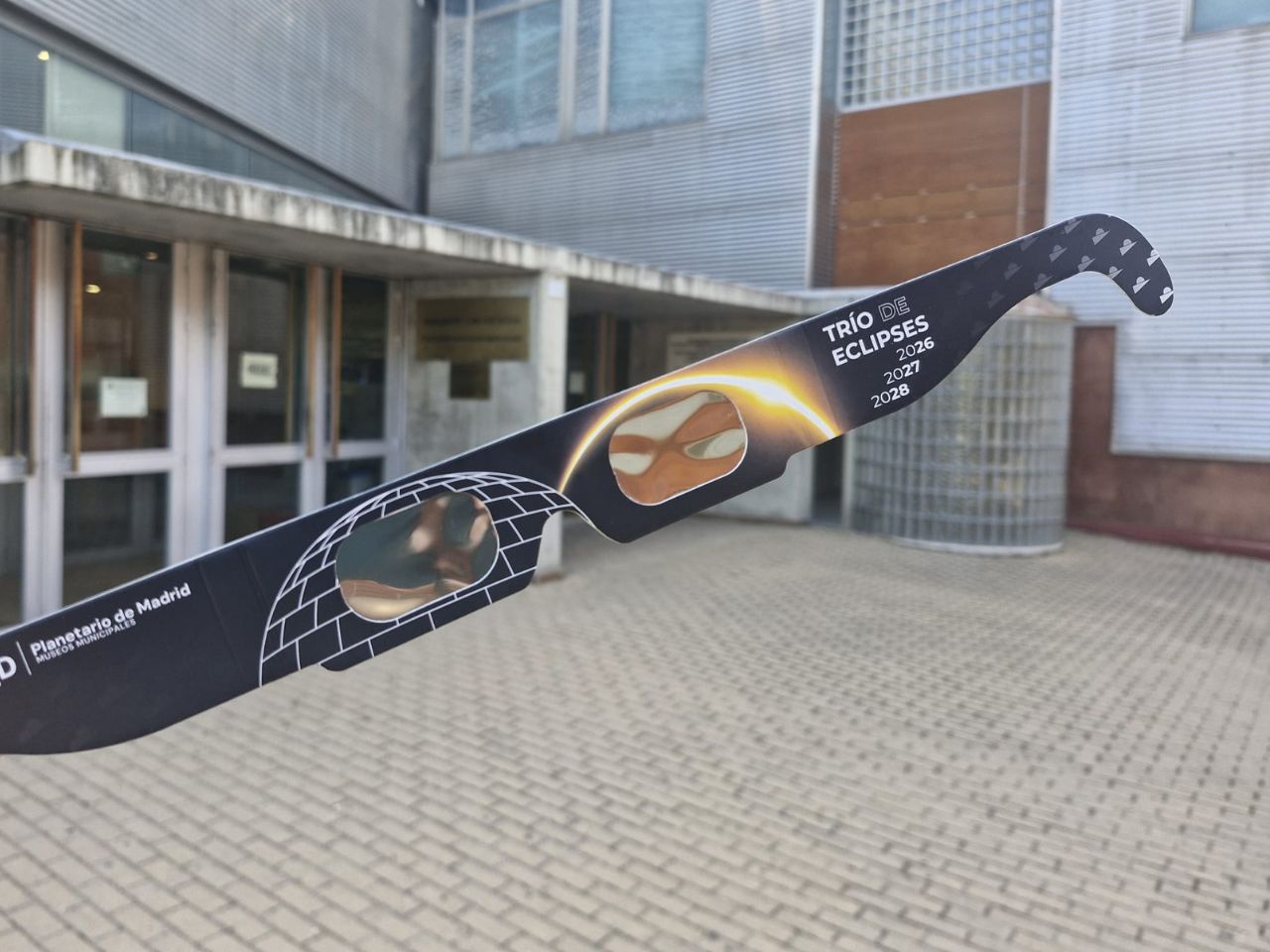La Biblioteca de Ciencias regala gafas para ver el eclipse solar