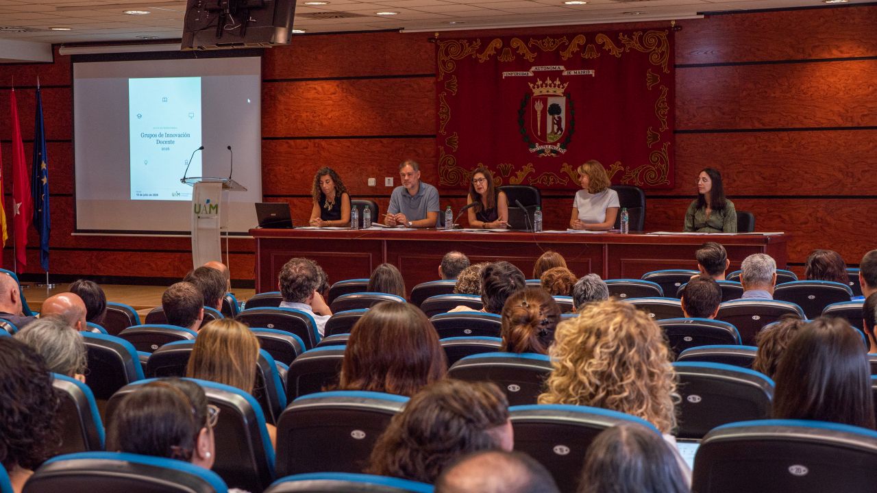 Imagen del público en el Salón de Actos de la Facultad de Ciencias Económicas y Empresariales, con la mesa presidencial al fondo. 