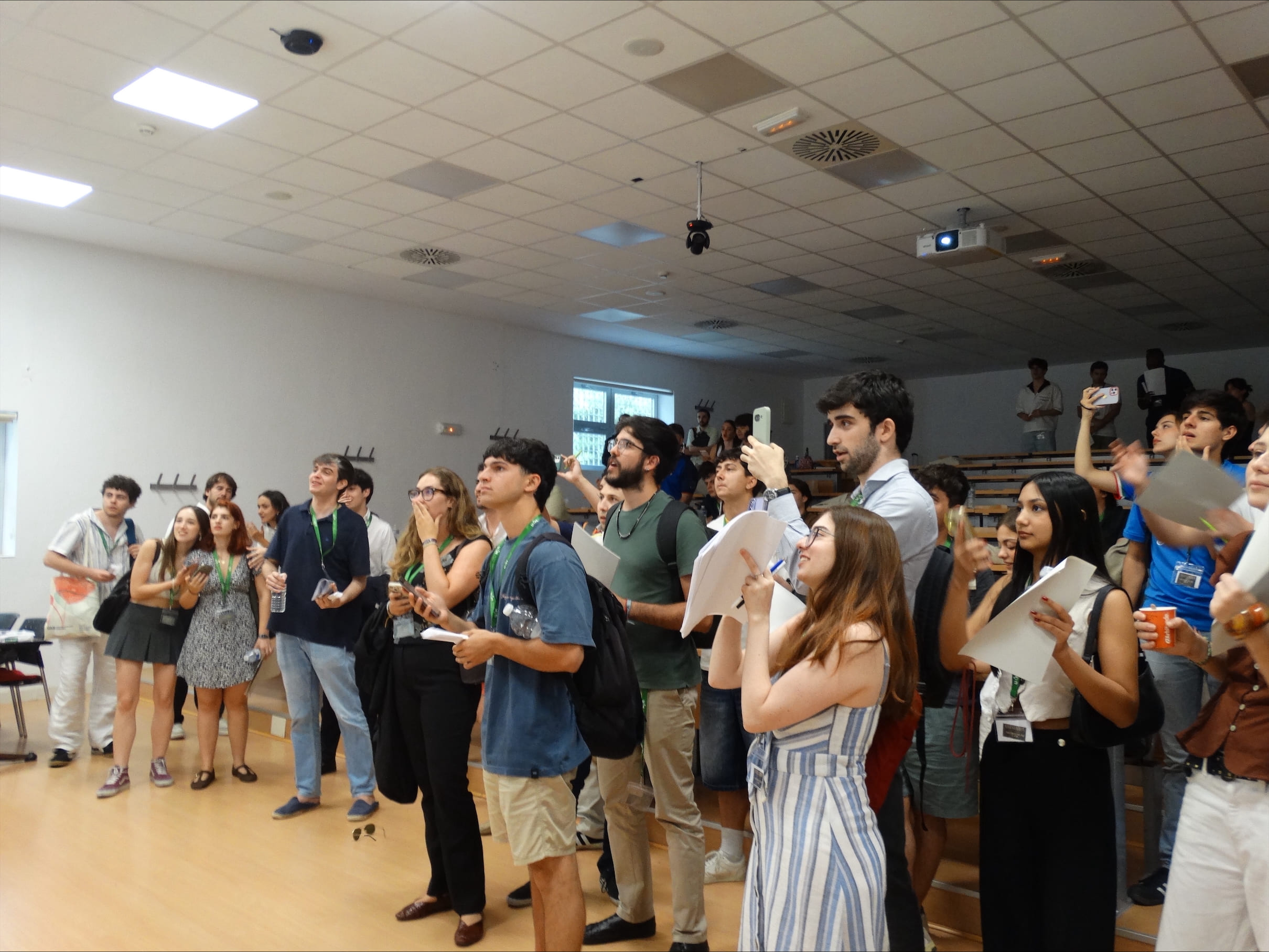 Participantes haciendo fotos en el torneo