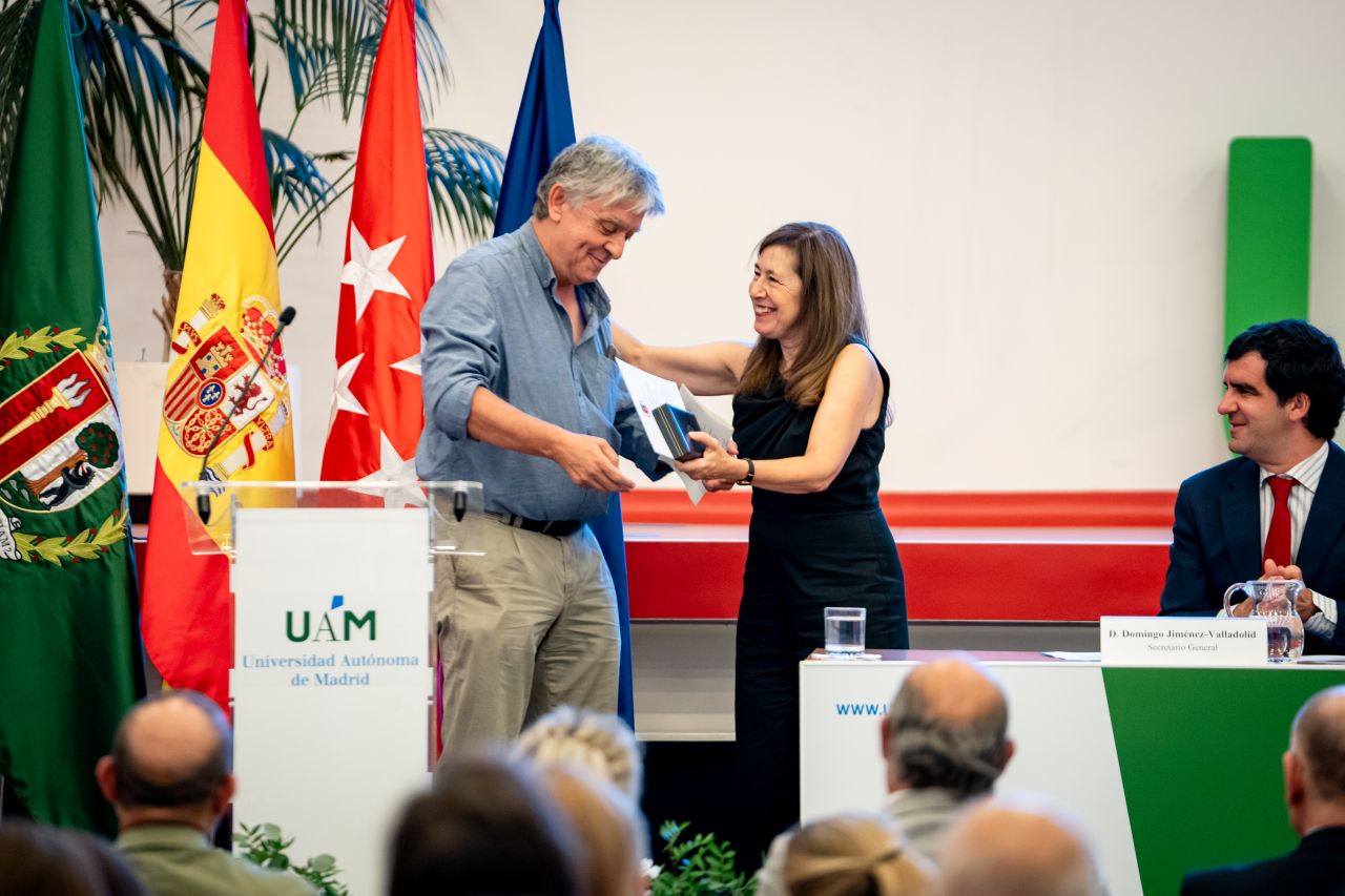 La rectora felicita a José María Carrascosa en el Acto de Clausura del Curso 2025-26.