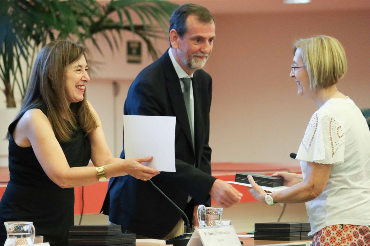 La rectora y el decano Rafael de Arce entrega el diplomas a una de las jubiladas del PTGAS en el Acto de Clausura del Curso 2025-26.