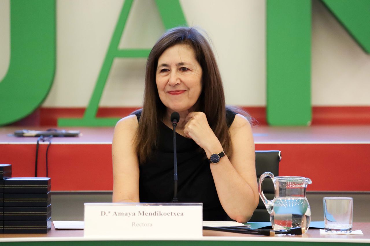La rectora en la mesa durante el Acto de Clausura del Curso 2025-26.