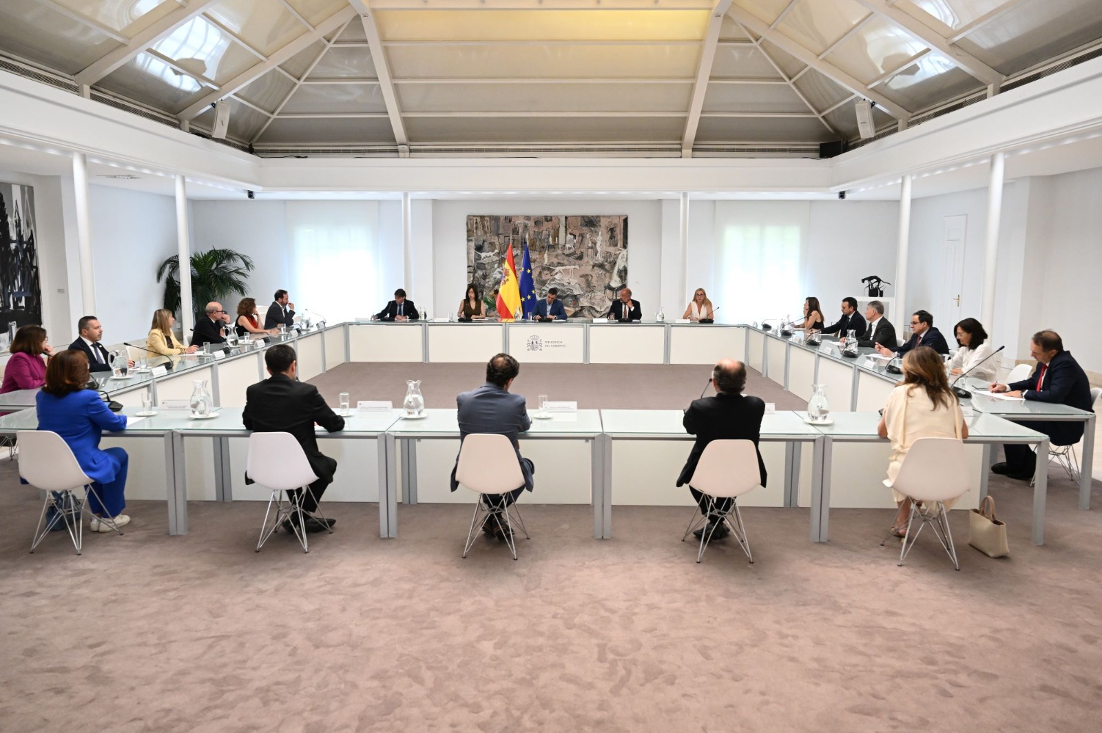 Imagen de un momento de la reunión del presidente con la junta rectora de CRUE.
