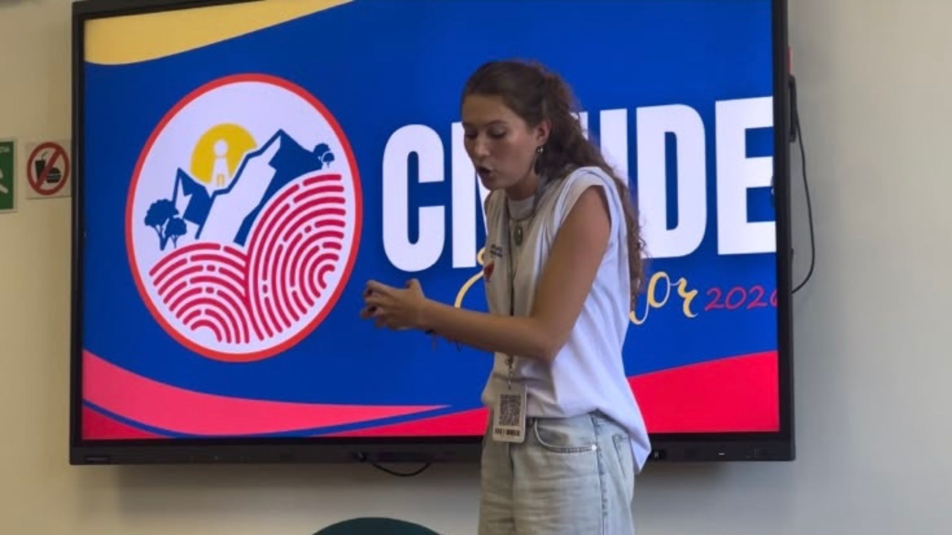 Clara debatiendo en cuartos de final