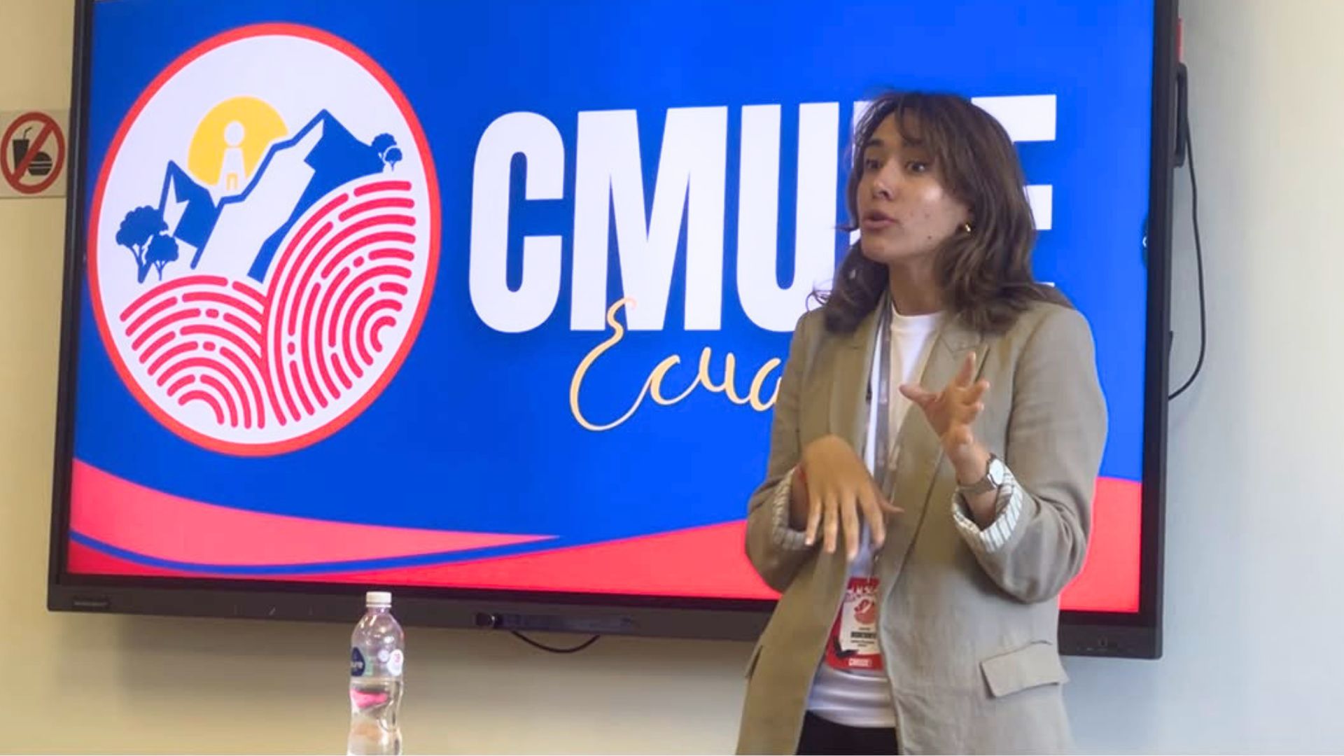 Adriana Rodriguez debatiendo cuartos de final
