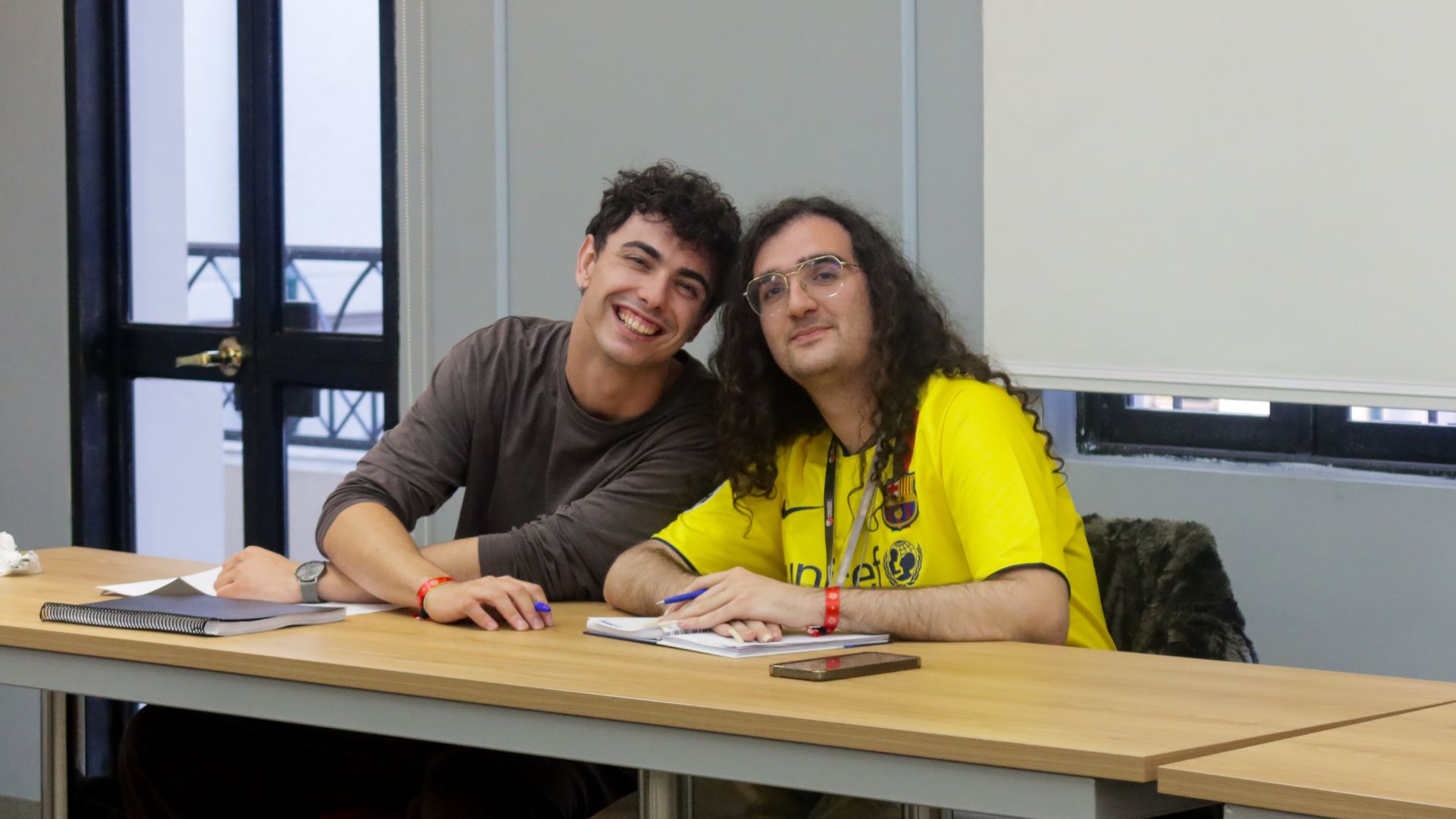 Pedro y Andreu en una sala de debate