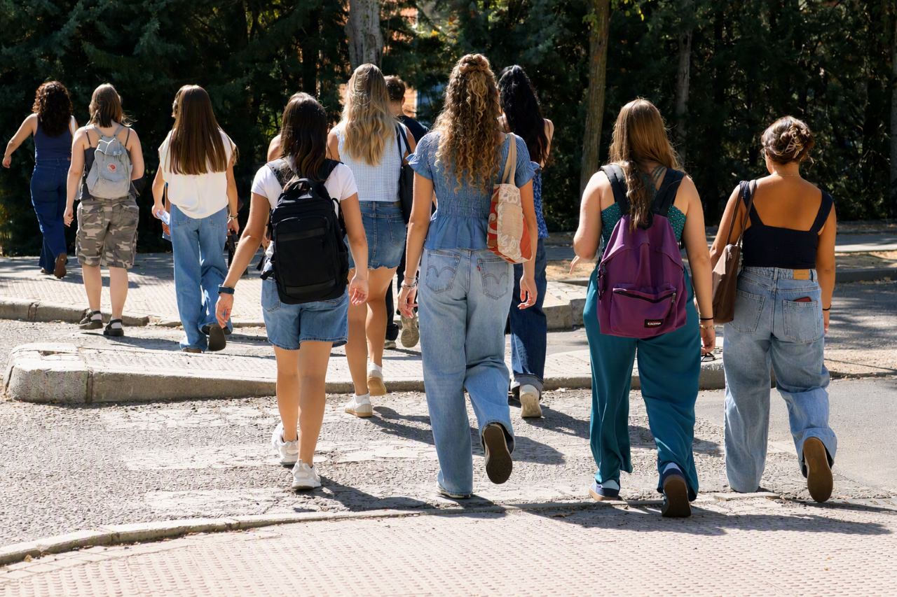 Imagen que muestra a varias estudiantes caminando por el campus de Cantoblanco.