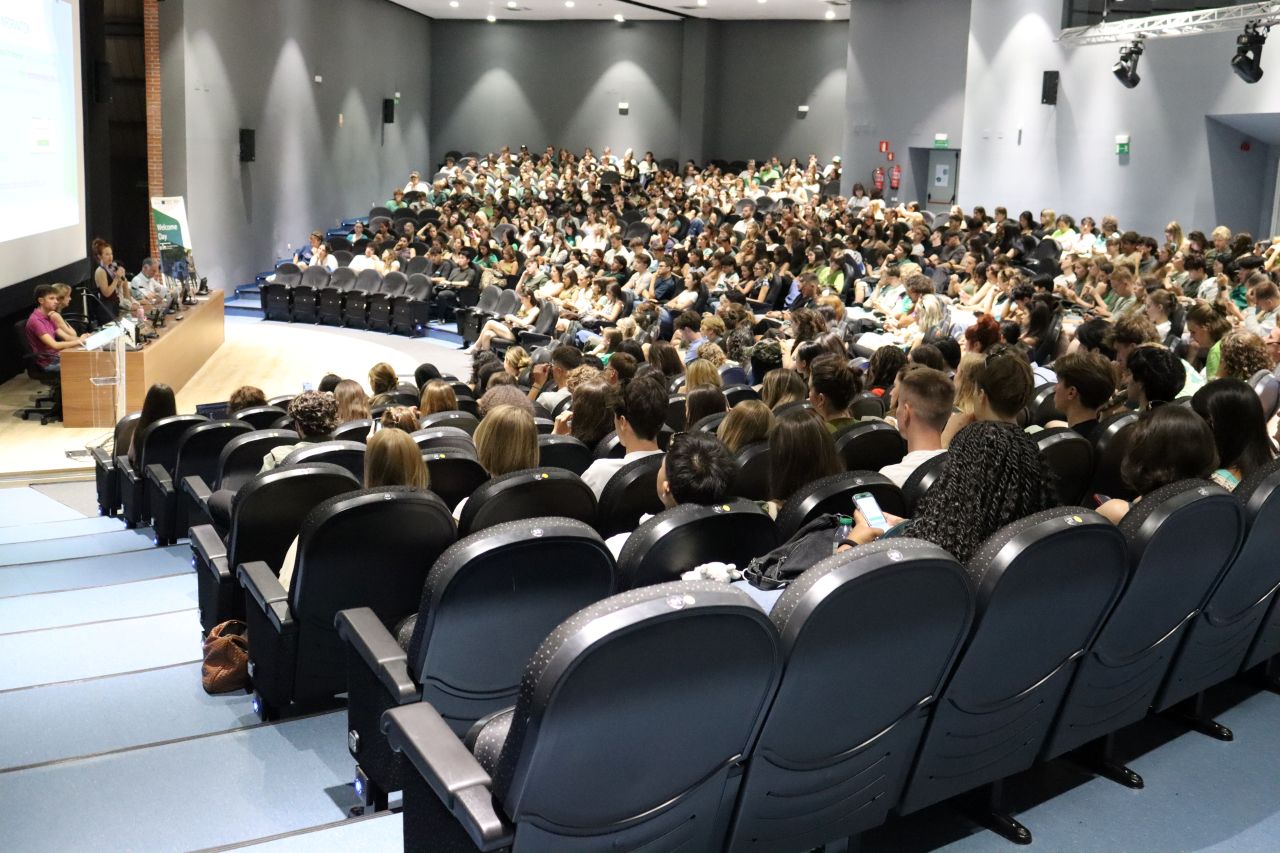 Estudiantes de intercambio en el salón de actos de la EPS.