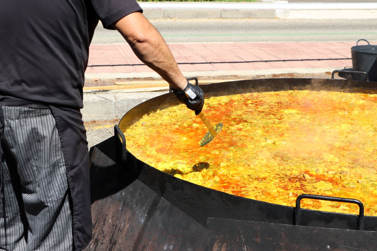 imagen de la preparación de la paella para estudiantes de intercambio