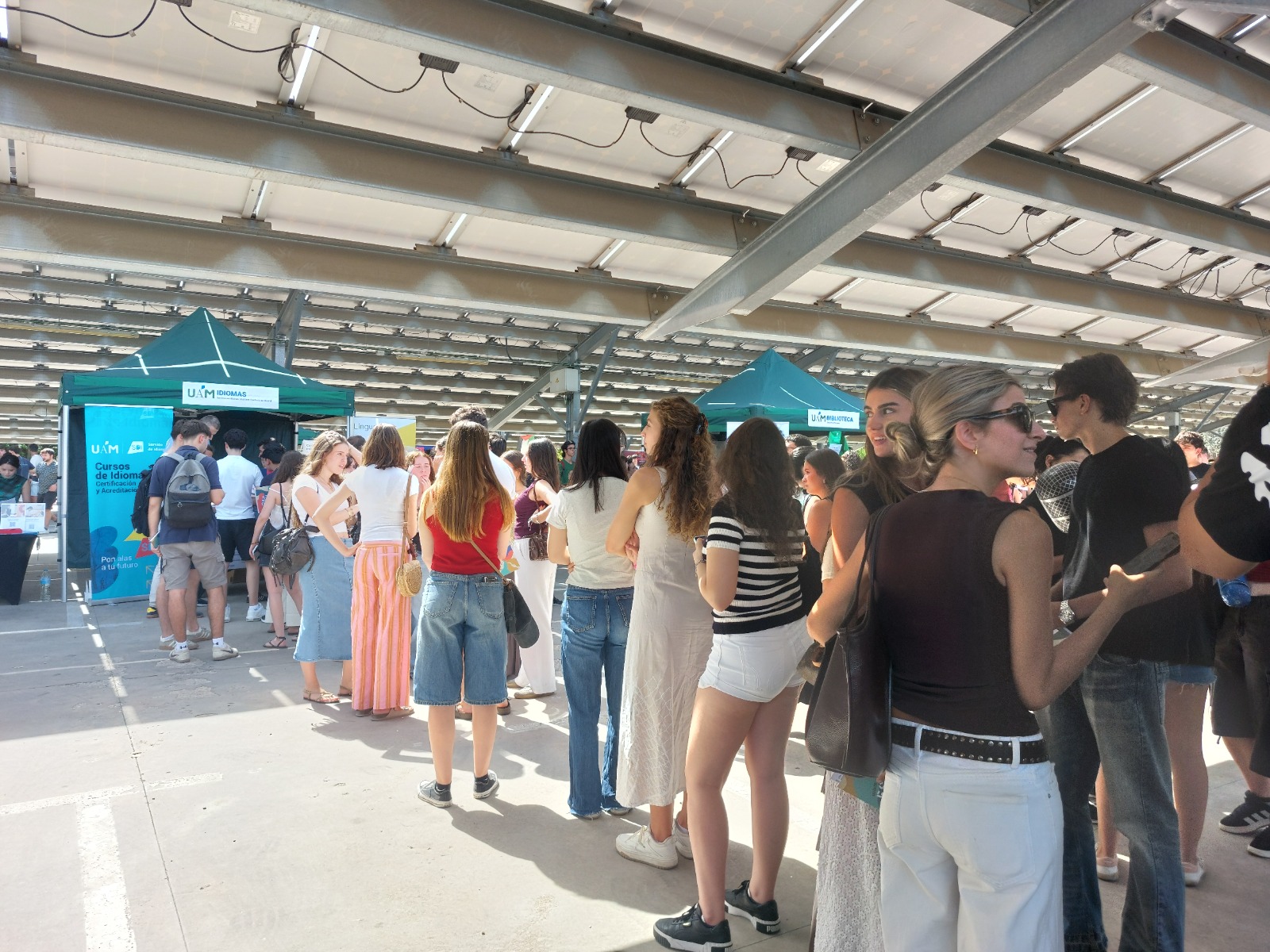 Estudiantes de nuevo ingreso en la feria informativa.