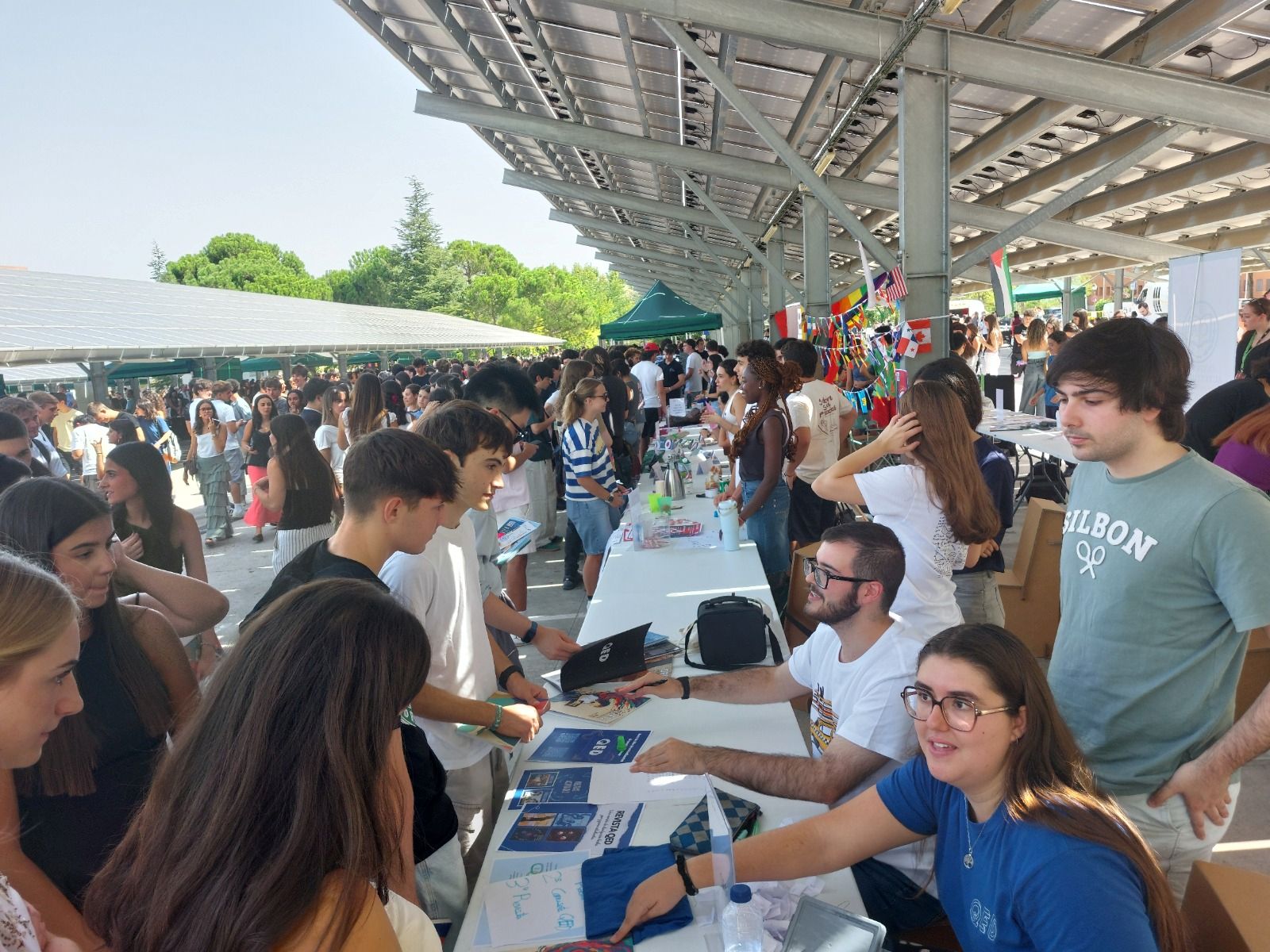Estudiantes de nuevo ingreso en la feria informativa.