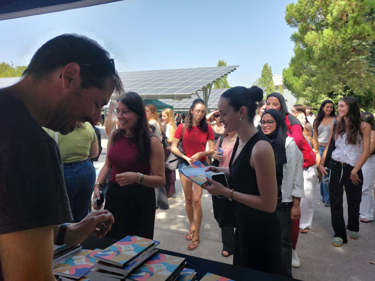Estudiantes de nuevo ingreso en la feria informativa.