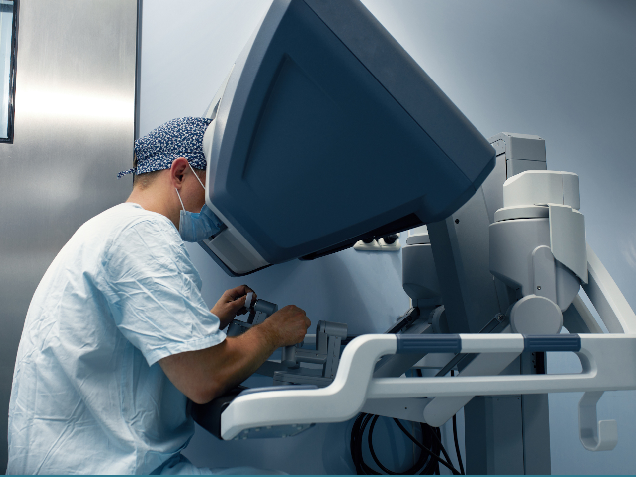 persona en un robot sanitario