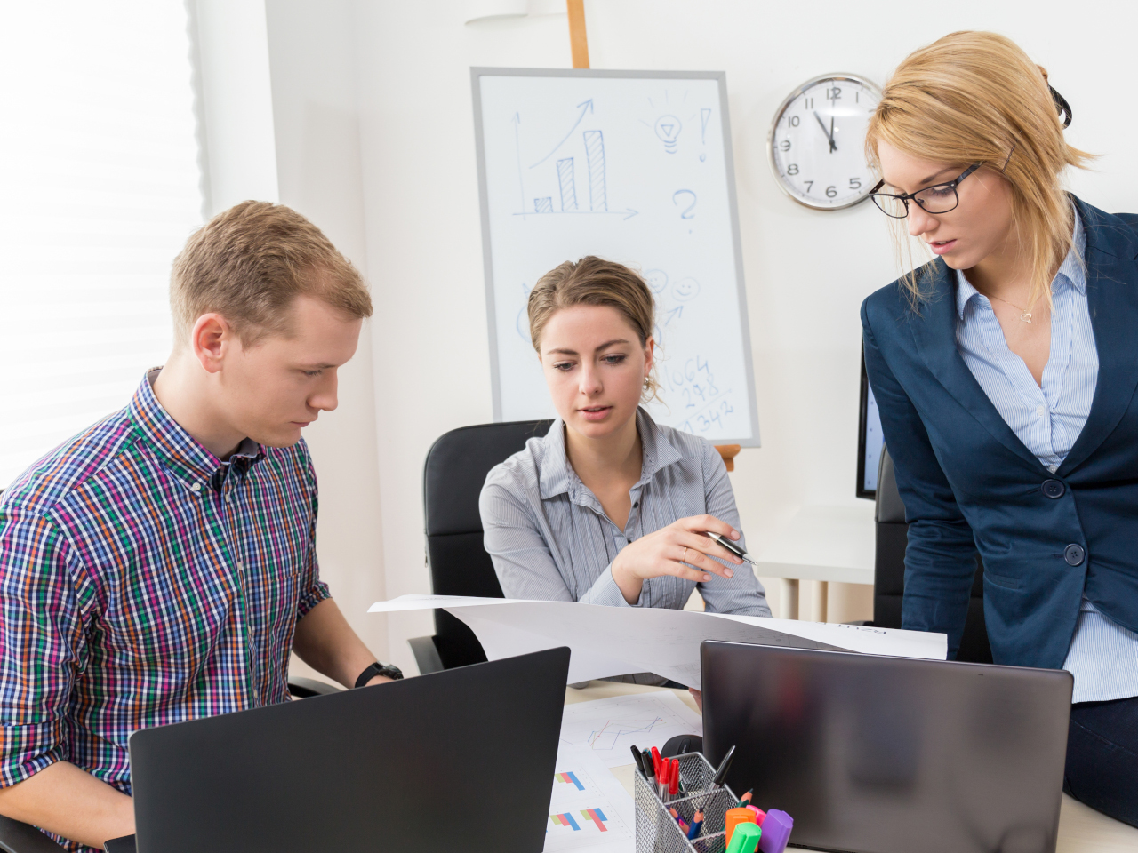 grupo de tres personas trabajando