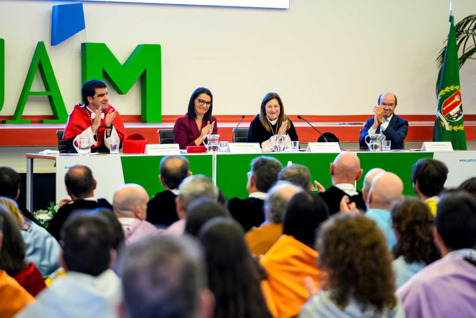 Fotografía de la mesa presidencial del acto. De izquierda a derecha: Domingo Jiménez-Valladolid, secretario general de la UAM; Mercedes Zarzalejo, consejera de Educación, Ciencia y Universidades; Amaya Mendikoetxea, rectora de la UAM; y Eduardo Sicilia, presidente del Consejo Social de la UAM