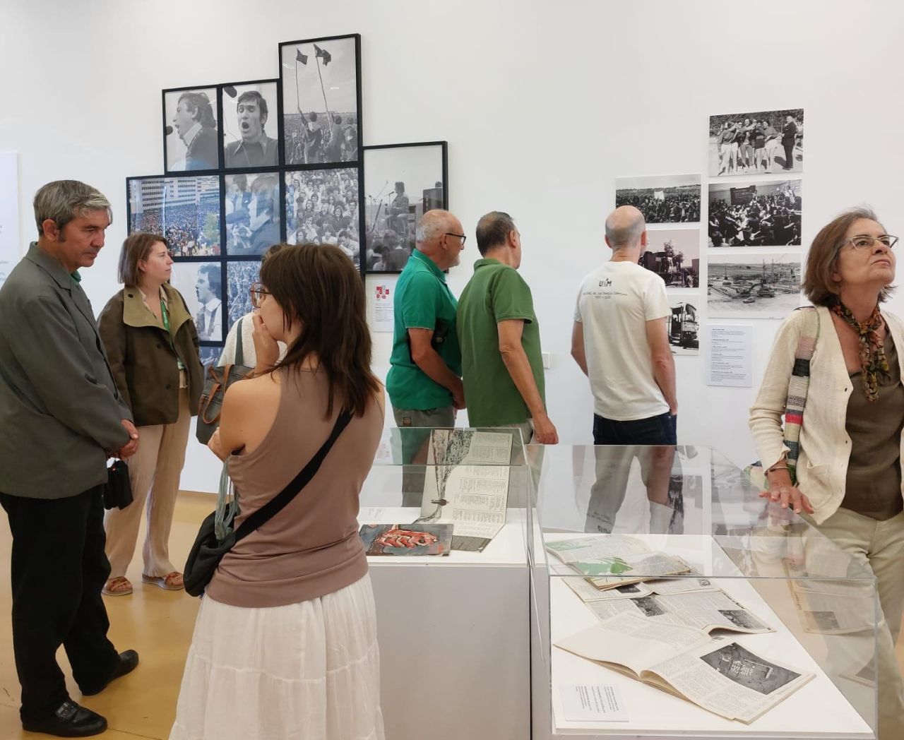 Imagen que muestra a visitantes recorriendo la exposición.