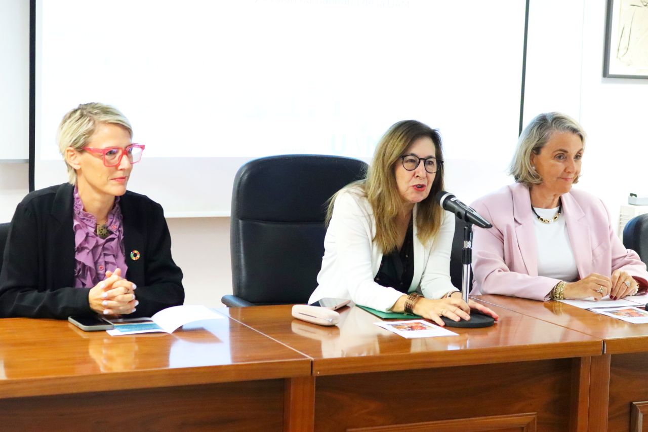 De izquierda a derecha, la representante de Unicef Argelia, Katarina Johansson; la rectora Amaya Mendikoetxea y la presidenta de Unicef España, Ángeles Espinosa