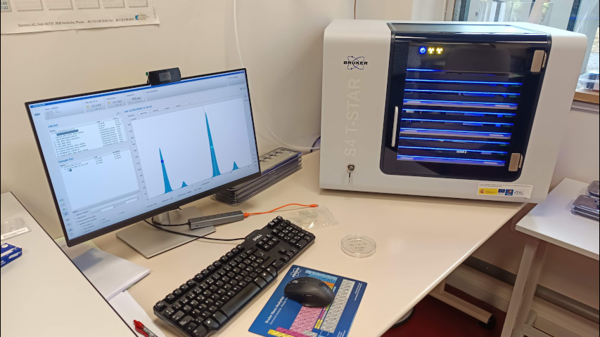 Espectrómetro de TXRF S4 TStar con modulo GI-XRF de Bruker.