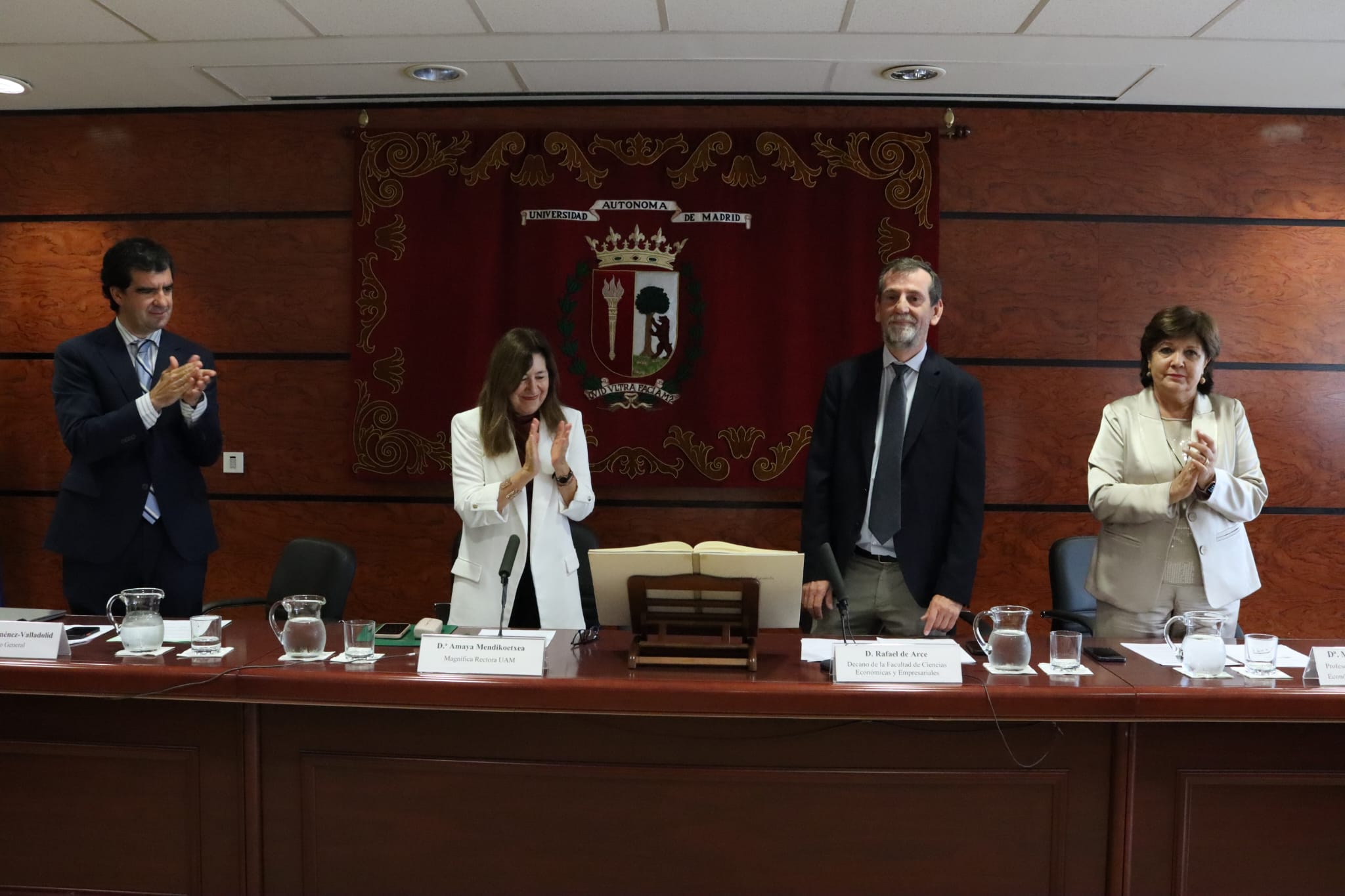 Imagen de la toma de posesión del decano de la Facultad de Ciencias Económicas y Empresariales.