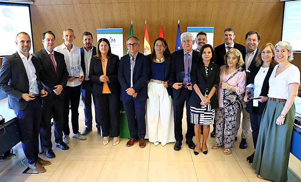 Foto de familia de los premiados en la IV edición de los Premios UAM de Innovación y Transferencia del Conocimiento junto a las autoridades. / UAM