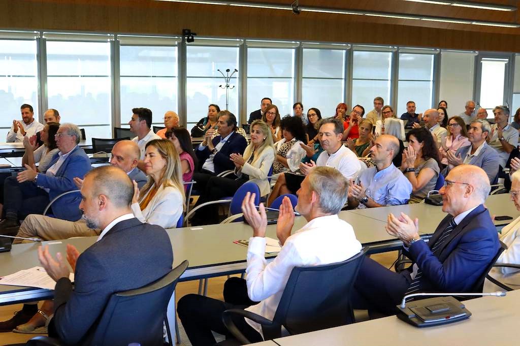 Autoridades y público asistente a la IV edición de los Premios UAM de Innovación y Transferencia del Conocimiento junto a las autoridades. / UAM